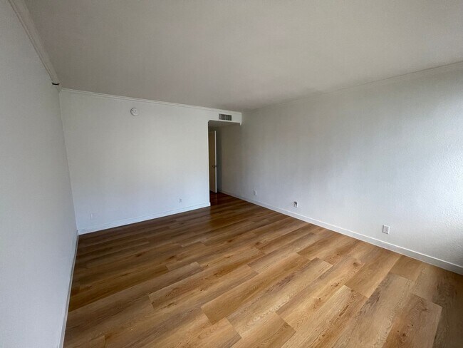 Building Photo - 600 W 9th St