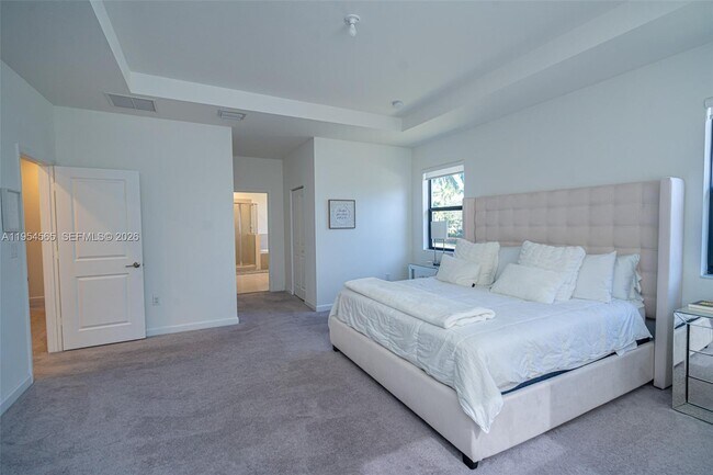 Building Photo - 139 NE 27th Terrace