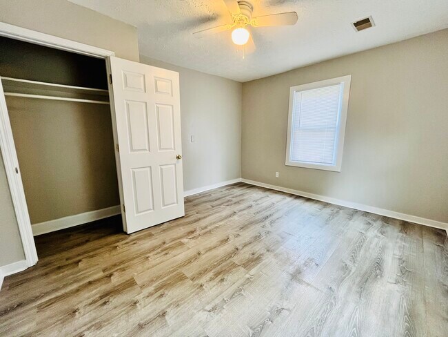 Building Photo - 4417 Sunset Ave