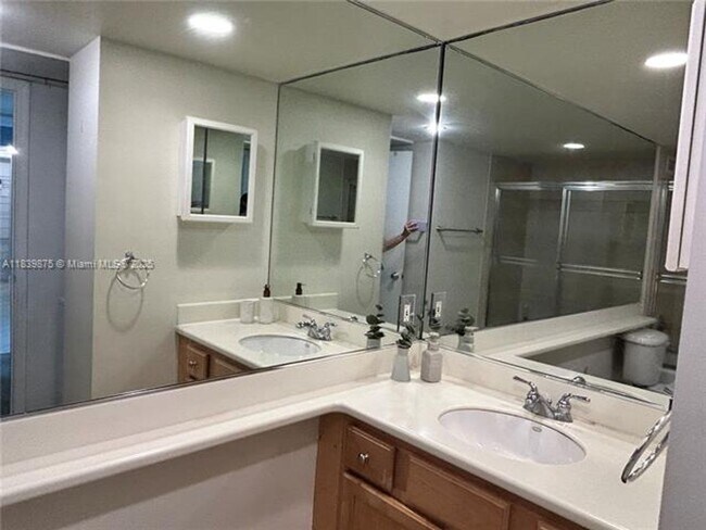 Building Photo - 5600 Collins Ave