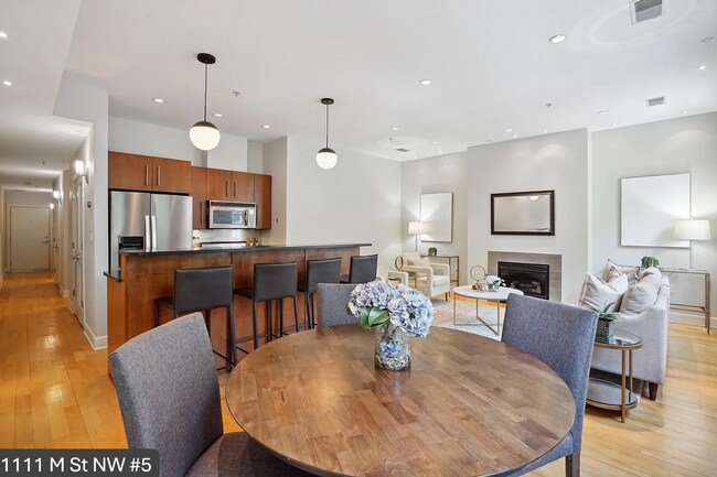 Building Photo - Charming 2 BR/2 BA Condo in Logan Circle!