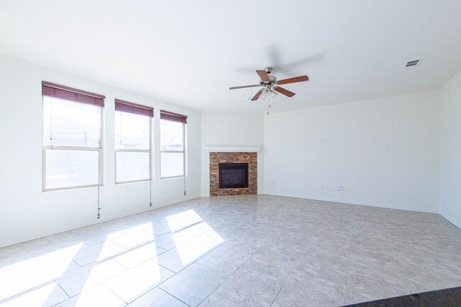 Building Photo - 4 Bedroom 2 Bathroom Ready to rent April 1st, 2026