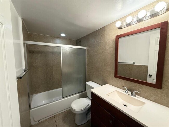 Primary Photo - 607 NE 29th Dr