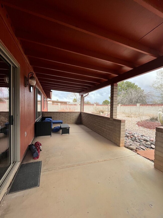 Building Photo - Large 4 bedroom with  yard