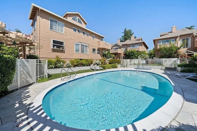 Building Photo - Charming 3BR|2.5BA Palo Alto Townhome – Pr...