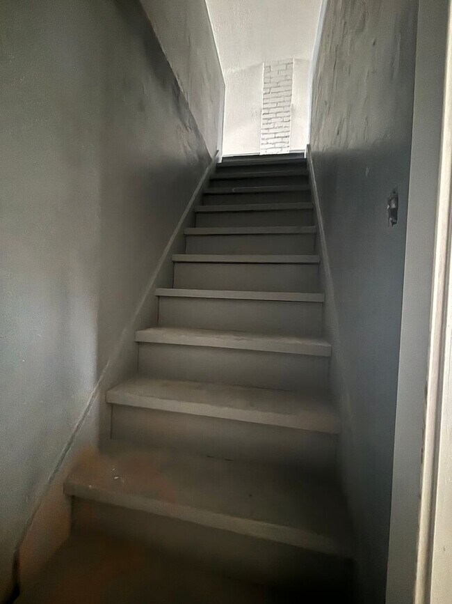 Building Photo - 4 Bed 2 Bath Home with Garage Near Swope PKWY Available NOW!