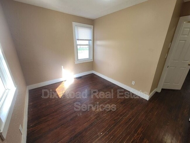 Building Photo - 109 N Decker Ave