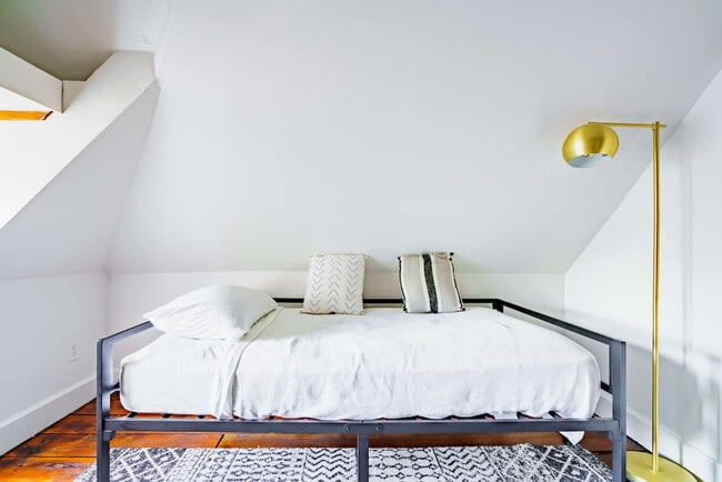 Building Photo - 254 W Poplar Ave