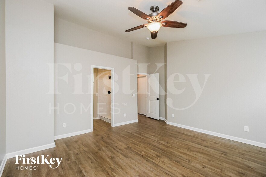 Building Photo - 1610 E Desert Ln