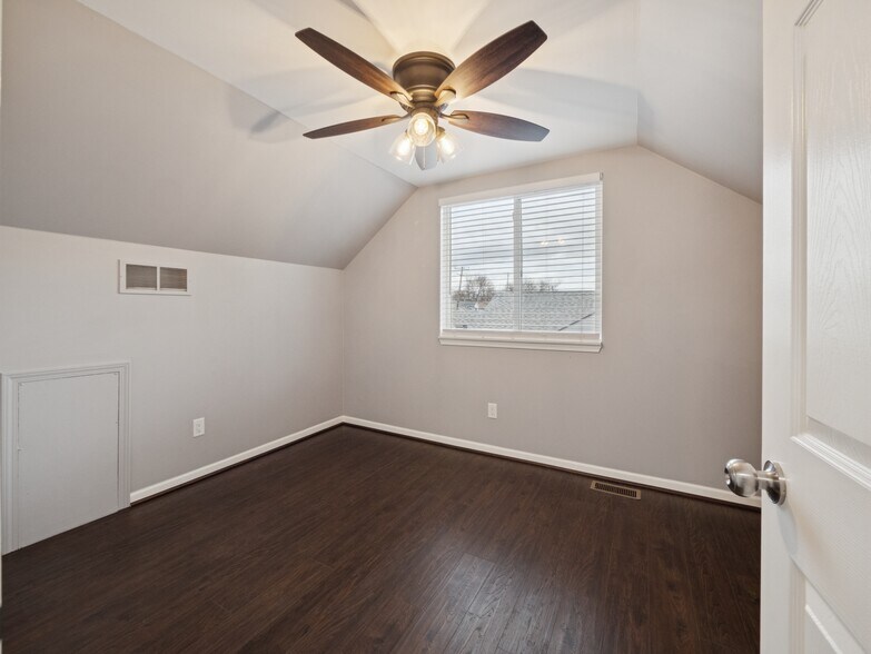 Bedroom 3 - 8204 Toepfer Rd