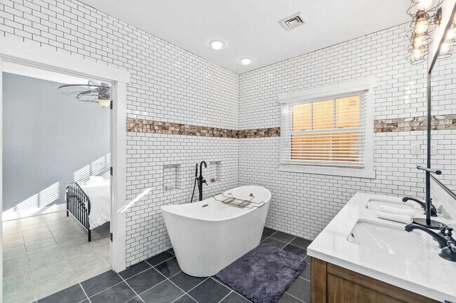 Building Photo - 209 Windmeade Cir