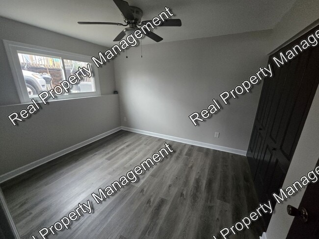 Building Photo - Updated 2 Bedroom Apartment