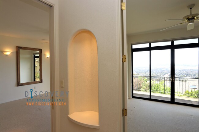 Building Photo - Magnificent Hiller Highlands Townhome with...