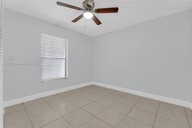 Building Photo - 1341 E Golfview Dr