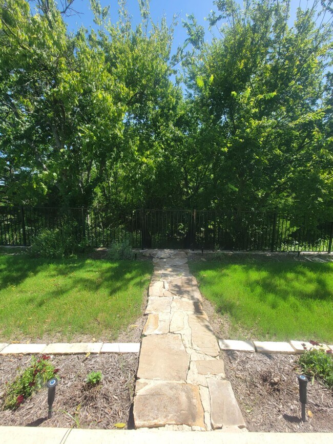 Building Photo - 1140 Barrix Dr