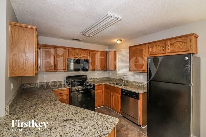Building Photo - 7680 Bramble Ln