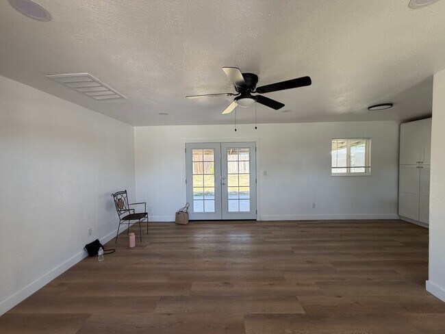 Building Photo - WoW! Newley Remodeled 3 BD 1 Ba house with a 1 Car Garage in East Bakersfield