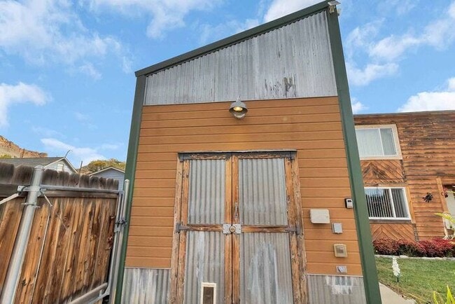 Building Photo - 2 bedroom in Prime Palisade Location