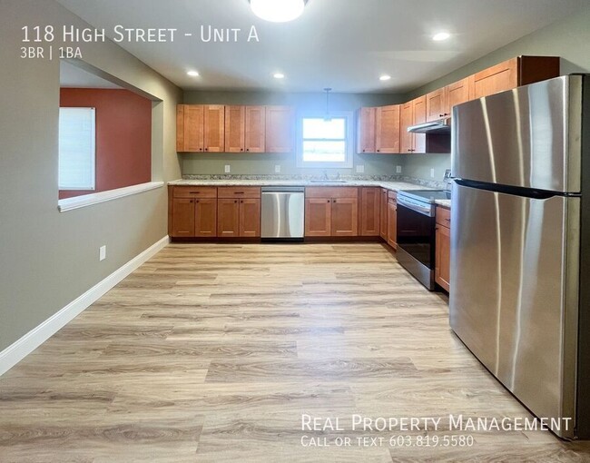 Building Photo - 1st Floor- 3 BR/1 BA- Newly Renovated Apar...