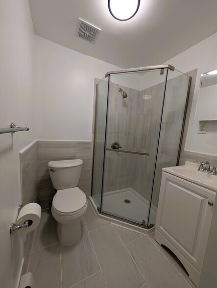Building Photo - 45 E 51st St