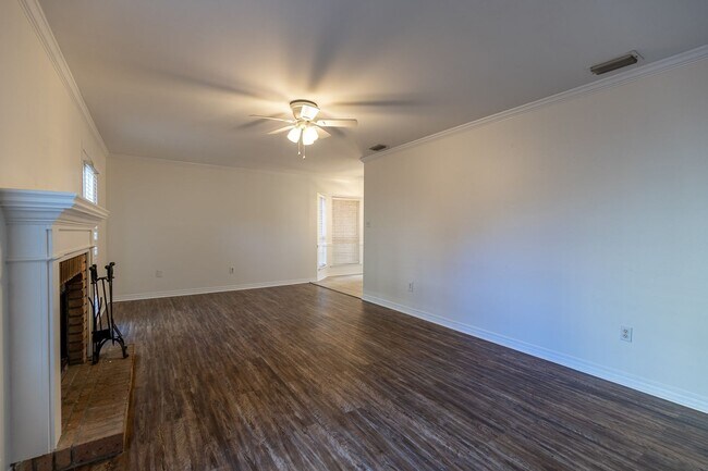 Building Photo - STUDENTS WELCOME! 3/2 Townhouse near USA! GATED! Students Welcome!