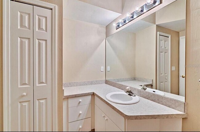 Building Photo - 322 NW 50th Blvd