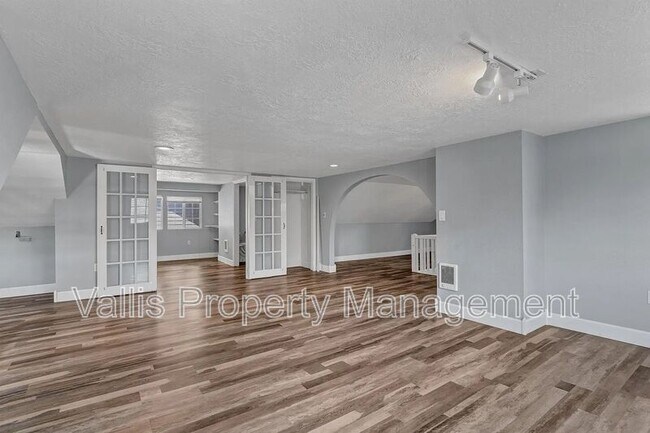 Building Photo - 960 5th St NE