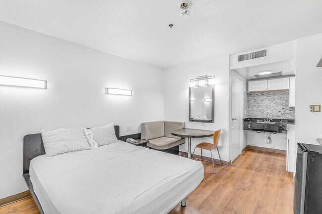 Building Photo - 750 Raintree Dr