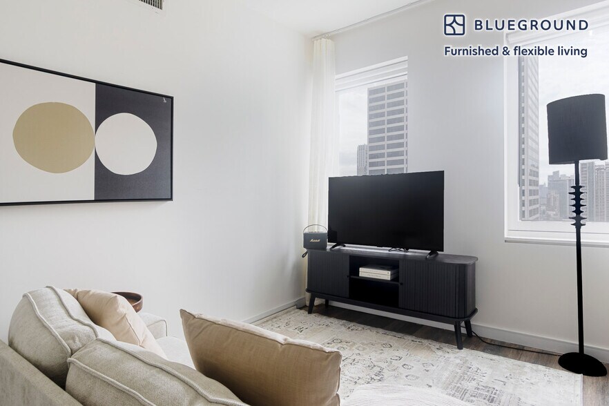 Building Photo - 70 W 45th St