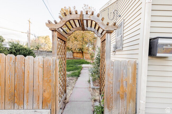 Building Photo - 8544 S 300 E