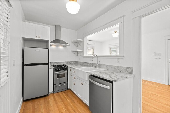 Building Photo - Adorable 1 bed / 1 bath Stand-Alone Bungalow in the Heart of Echo Park with Laundry & Parking