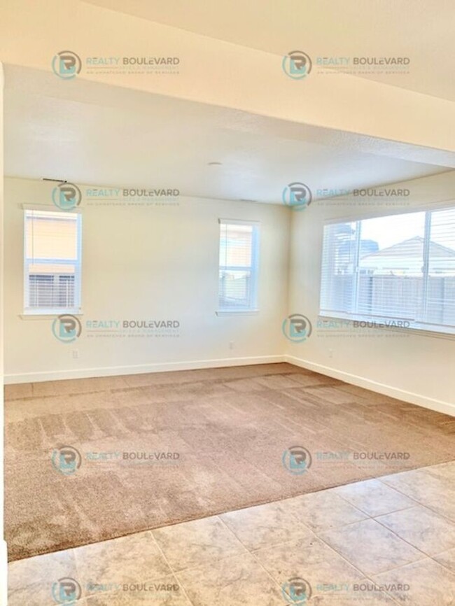 Building Photo - Half Month Free Rent! Gorgeous, 4 Bedroom ...