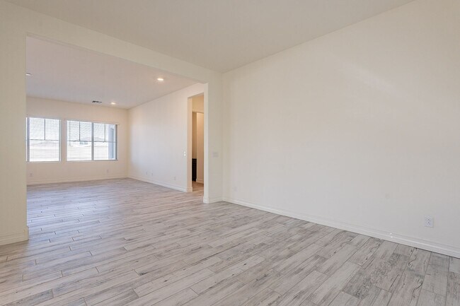 Building Photo - 5 BEDROOM 4 BATH SINGLE FAMILY HOME