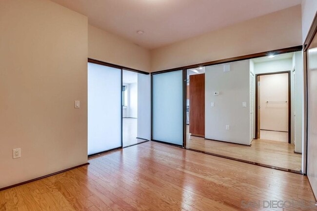 Building Photo - 2 bedroom downtown, 2 bath and 2 parking spaces.  View! (Solara Lofts)