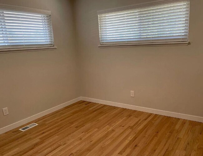 Building Photo - Spacious 4 bd 2.5 ba Beacon Hill Home with Private Yard