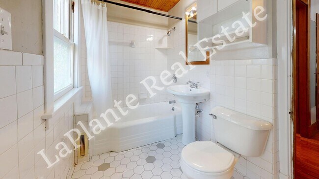 Building Photo - Welcome to this charming 3-bedroom, 1-bath...