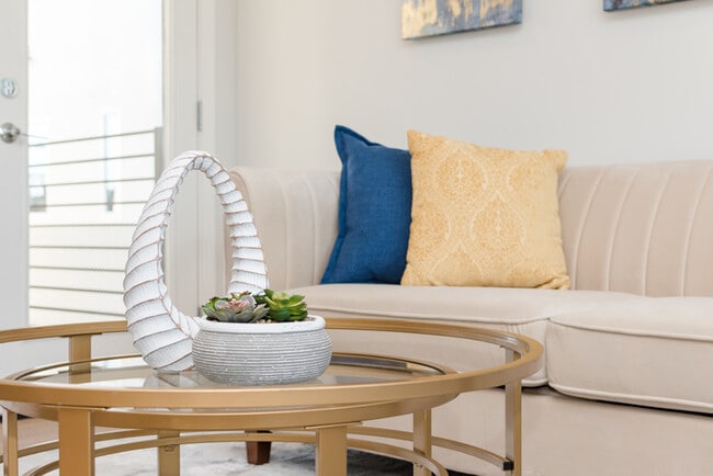 Building Photo - Two Bedroom Town Home-style Like Near NoHo Arts District