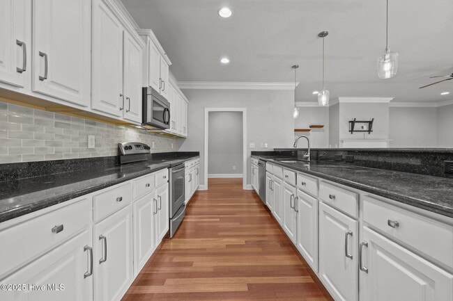 Building Photo - 227 Silver Creek Loop