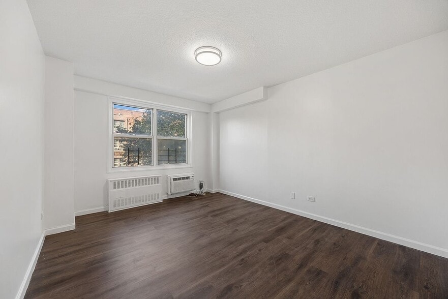 Building Photo - 2550 Olinville Ave