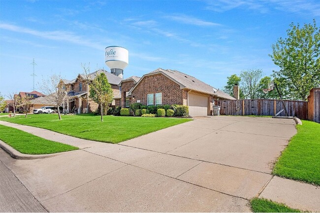 Building Photo - 714 Lone Star Court