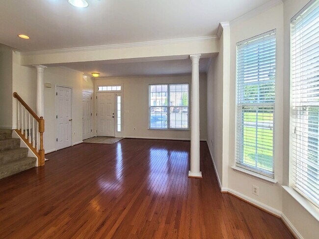 Building Photo - 210 Hillside Ct