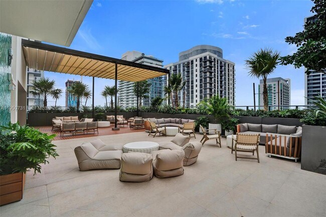 Building Photo - 11 NE 6th St