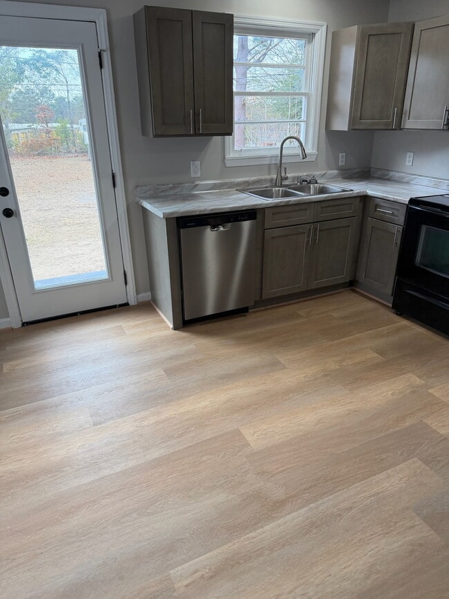 Building Photo - 7619 Parkview Dr