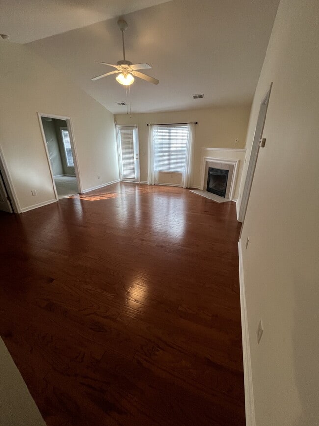 Building Photo - "Charming 3-Bed Townhouse with Granite Tou...