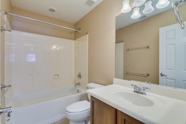 Building Photo - Charming 3 Bed + Den 2.5 Bath Home with 2 ...
