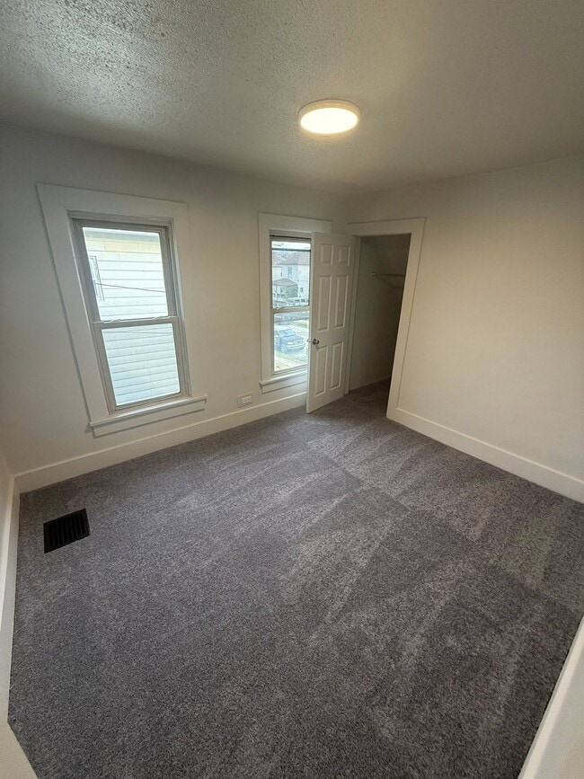 Building Photo - 517 Echo Ave