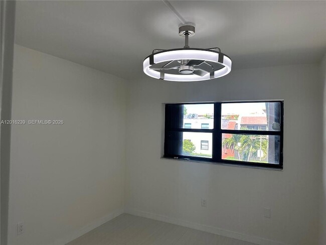 Building Photo - 8879 Fontainebleau Blvd