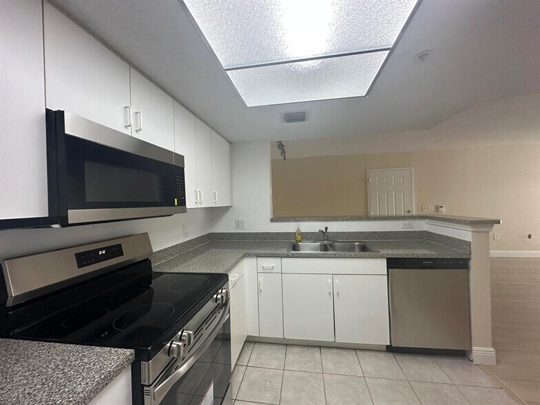 Building Photo - 5001 Wiles Rd