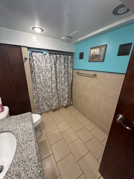 Downstairs Bathroom - 4441 S Kilpatrick Ave