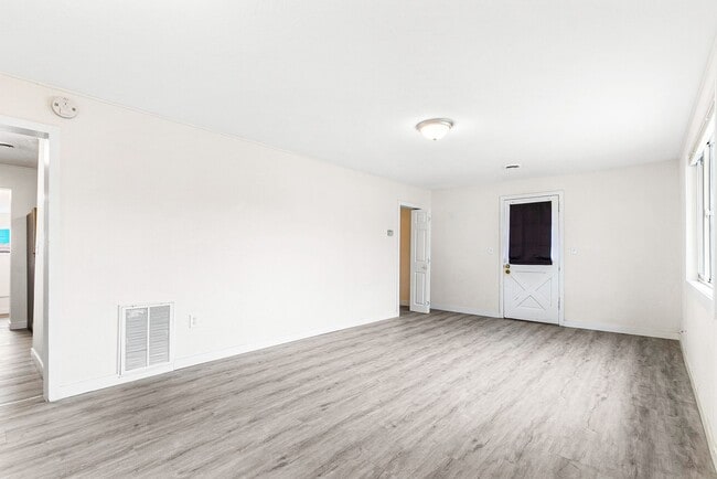 Building Photo - Charming Private 1-Bedroom Carriage House with Modern Amenities in Englewood